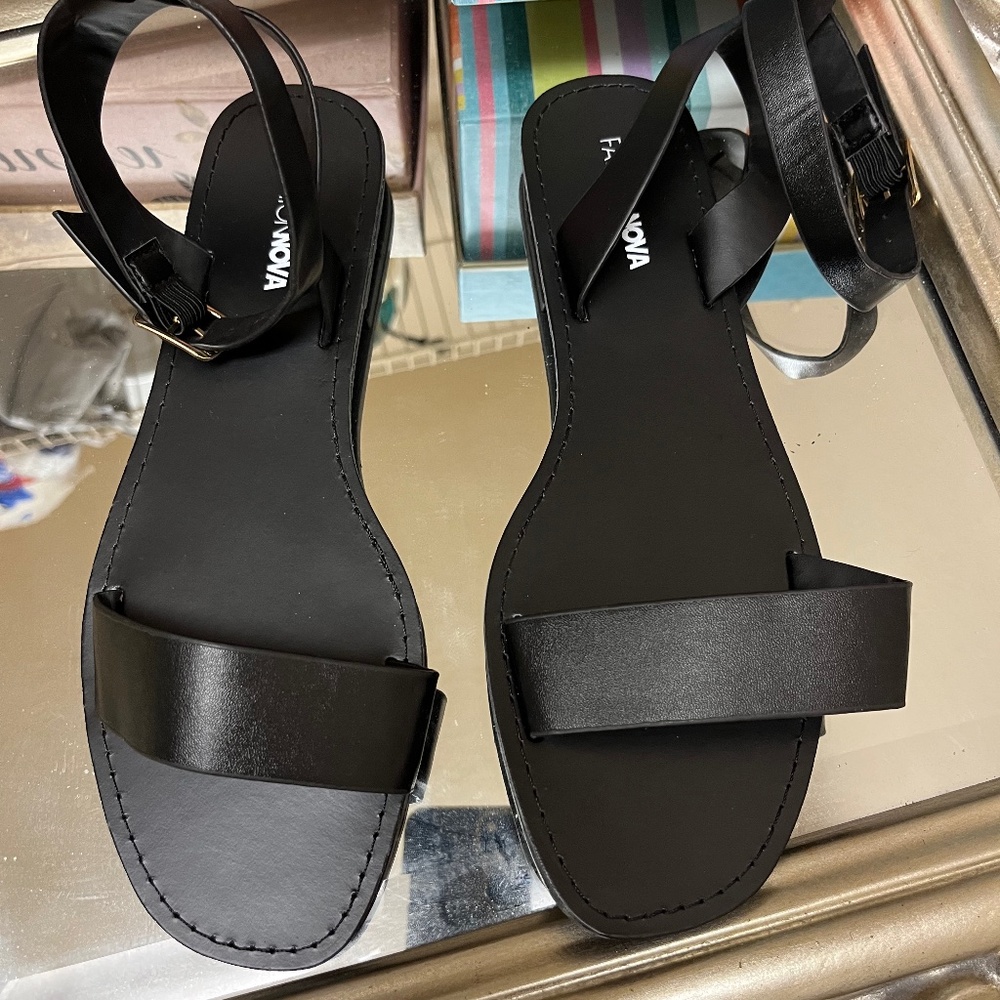 Fashion Nova brand new sandals. Size 8